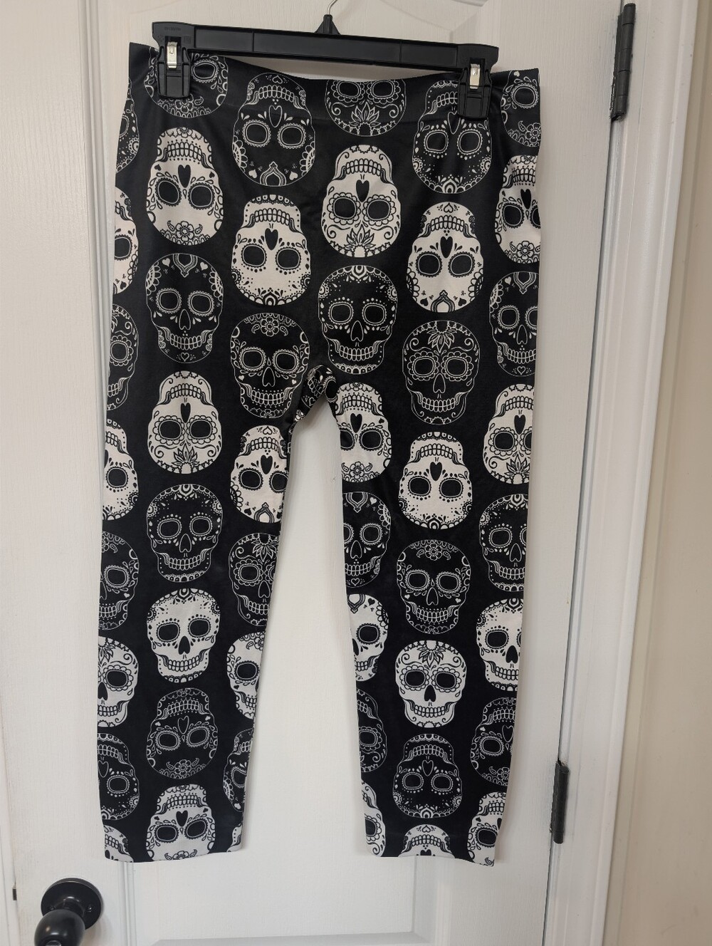 No Boundaries Black & White Skull Print Capri Leggings